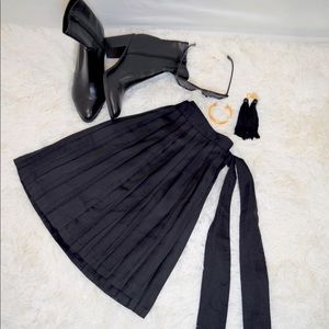 High Waist Pleated Mini-Skirt w/ a Tie Twist.